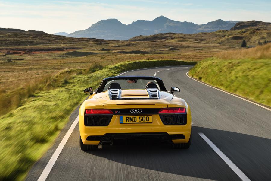  Audi R8 Spyder V10 2016 года  (UK) (фото 17 из 40)